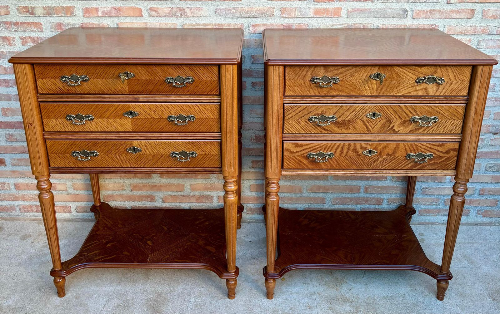 Tables de chevet fin du XXe siècle à trois tiroirs et étagère ouverte photo furniture