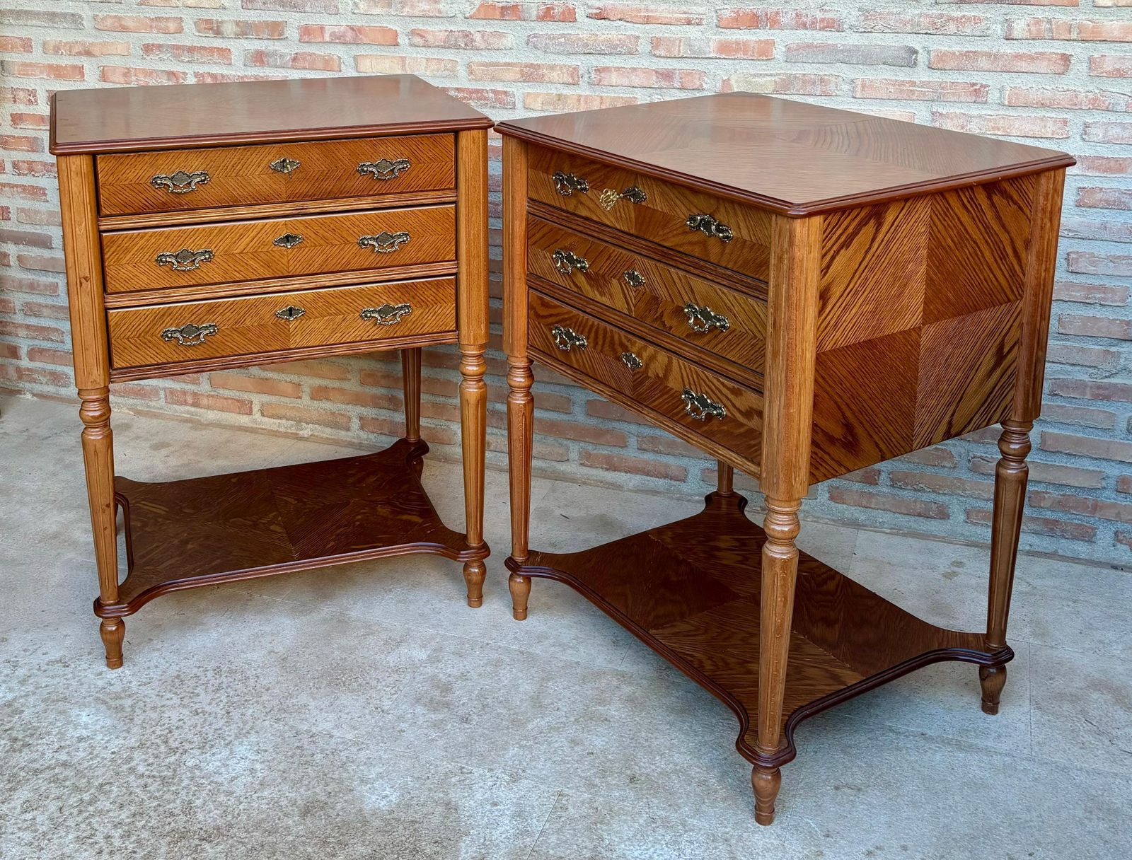 Tables de chevet fin du XXe siècle à trois tiroirs et étagère ouverte photo buy