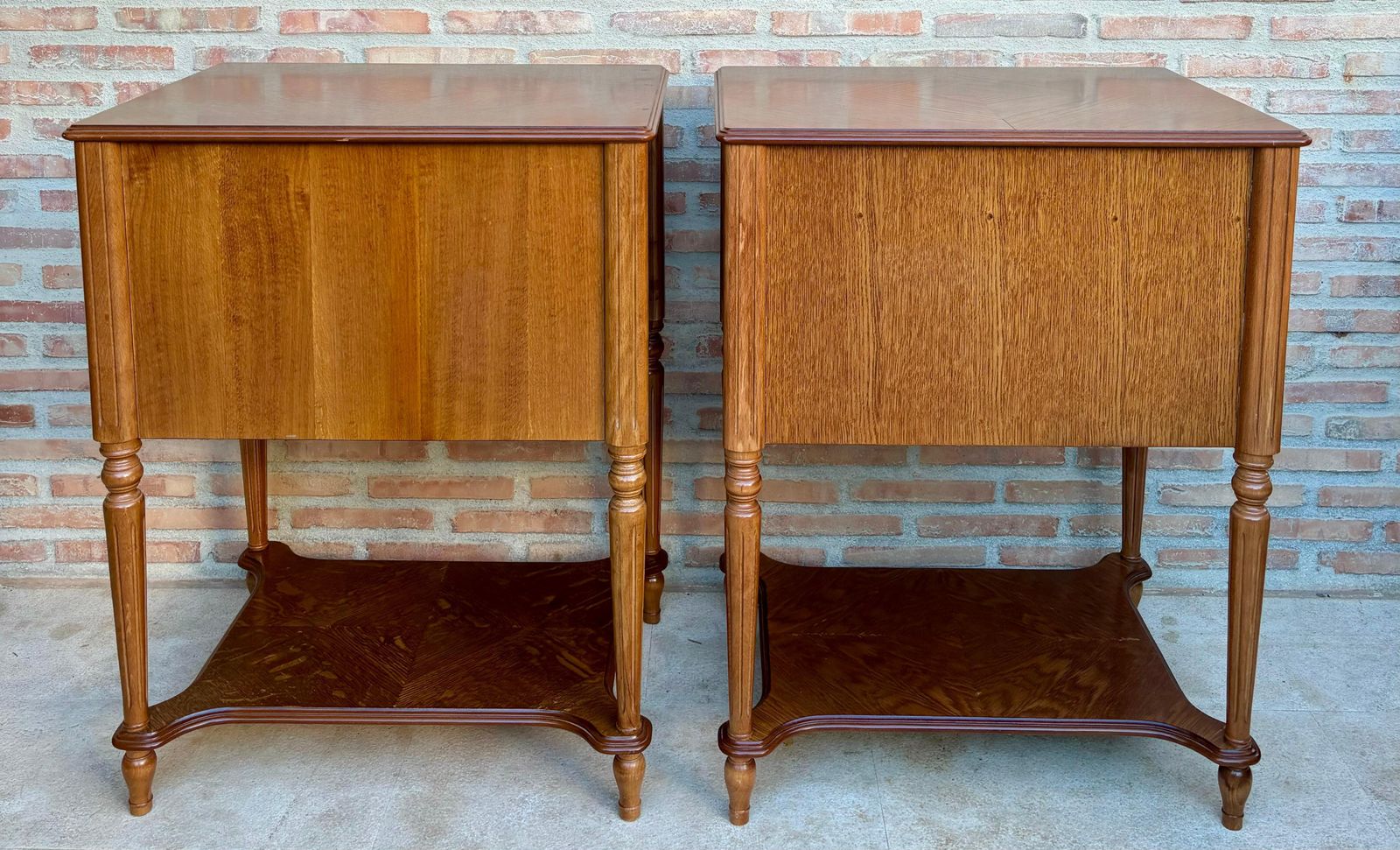 photo for sale Tables de chevet fin du XXe siècle à trois tiroirs et étagère ouverte