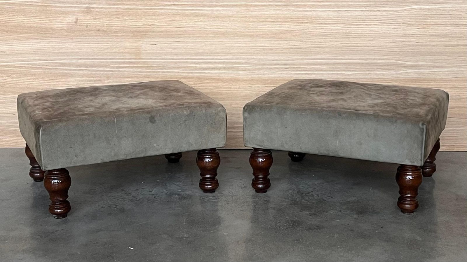 Paire de repose-pieds, assise en cuir et pieds en bol photo furniture