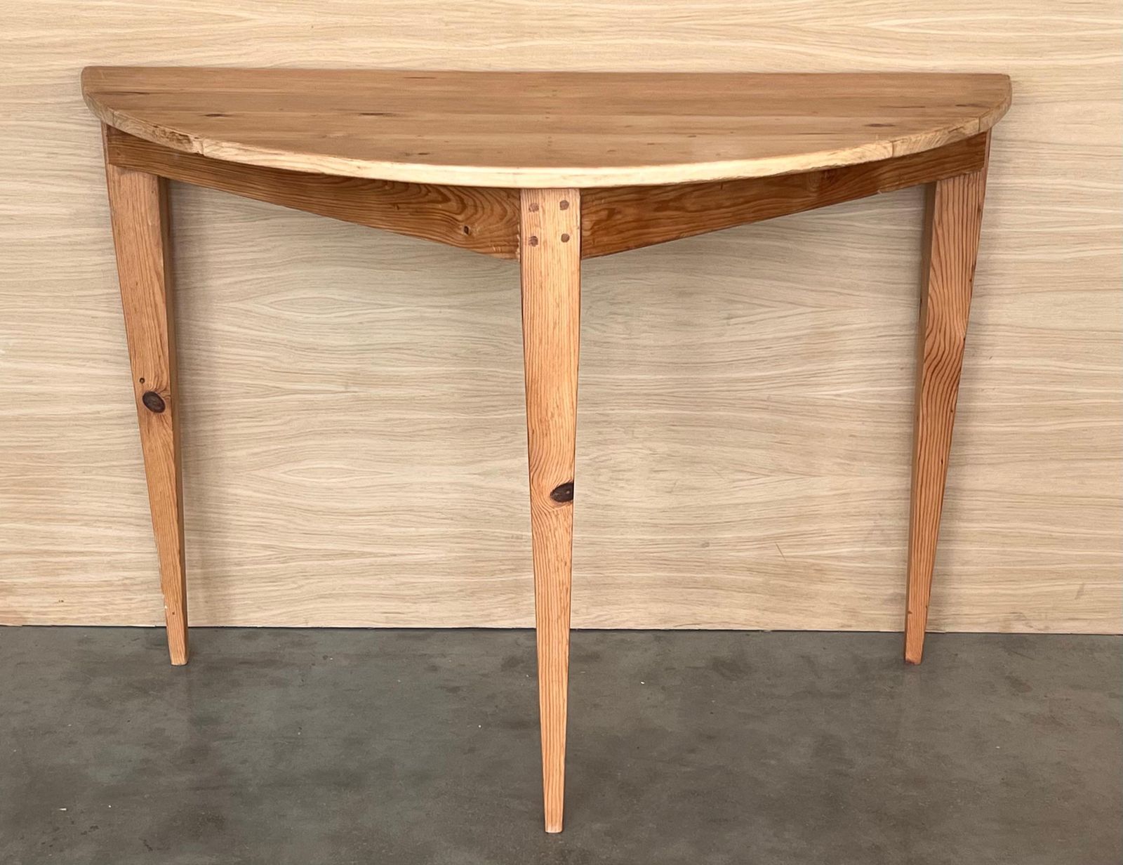 Console demi-lune espagnole en pin, haute. Deux disponibles photo for sale