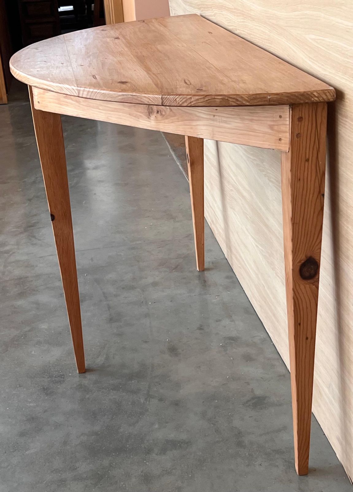 Console demi-lune espagnole en pin, haute. Deux disponibles photo 2116.0