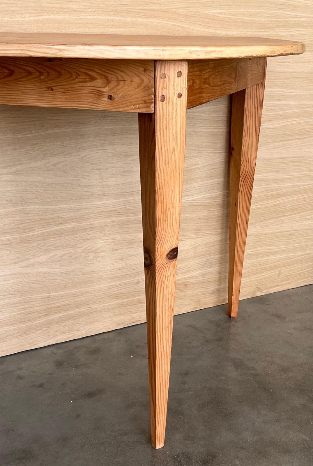 Console demi-lune espagnole en pin, haute. Deux disponibles photo vinterior