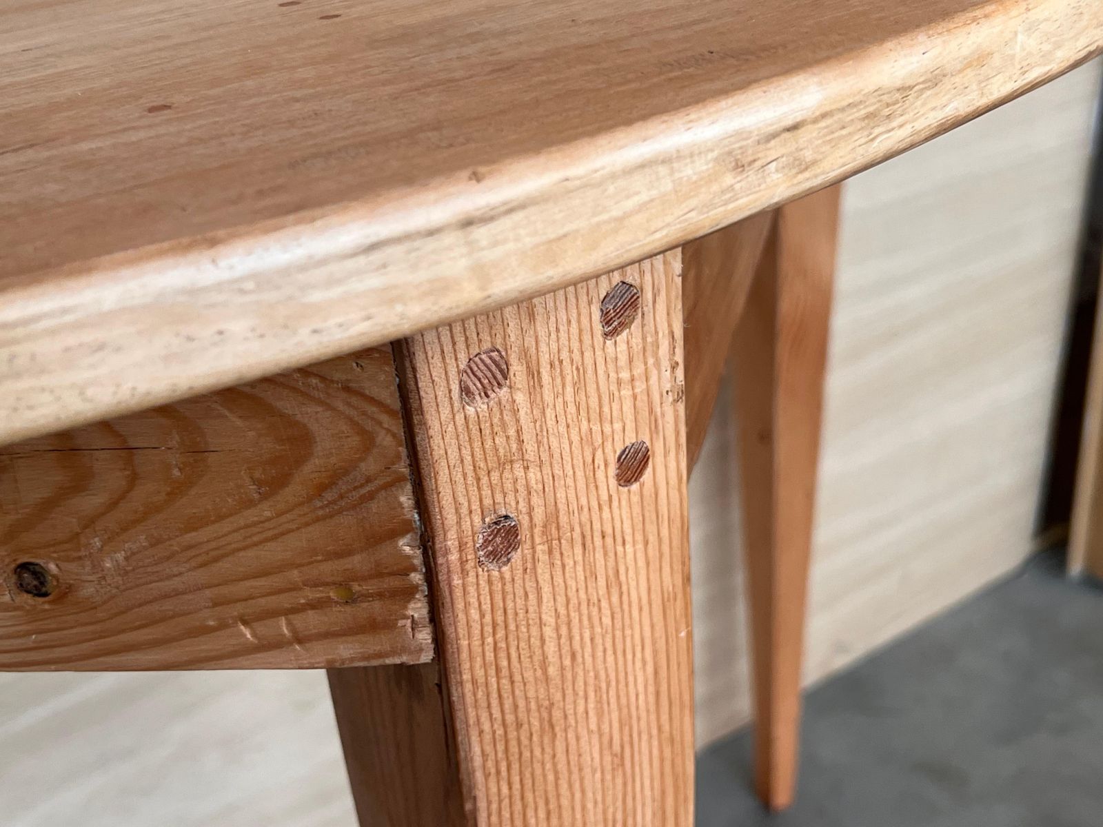 Console demi-lune espagnole en pin, haute. Deux disponibles photo buy