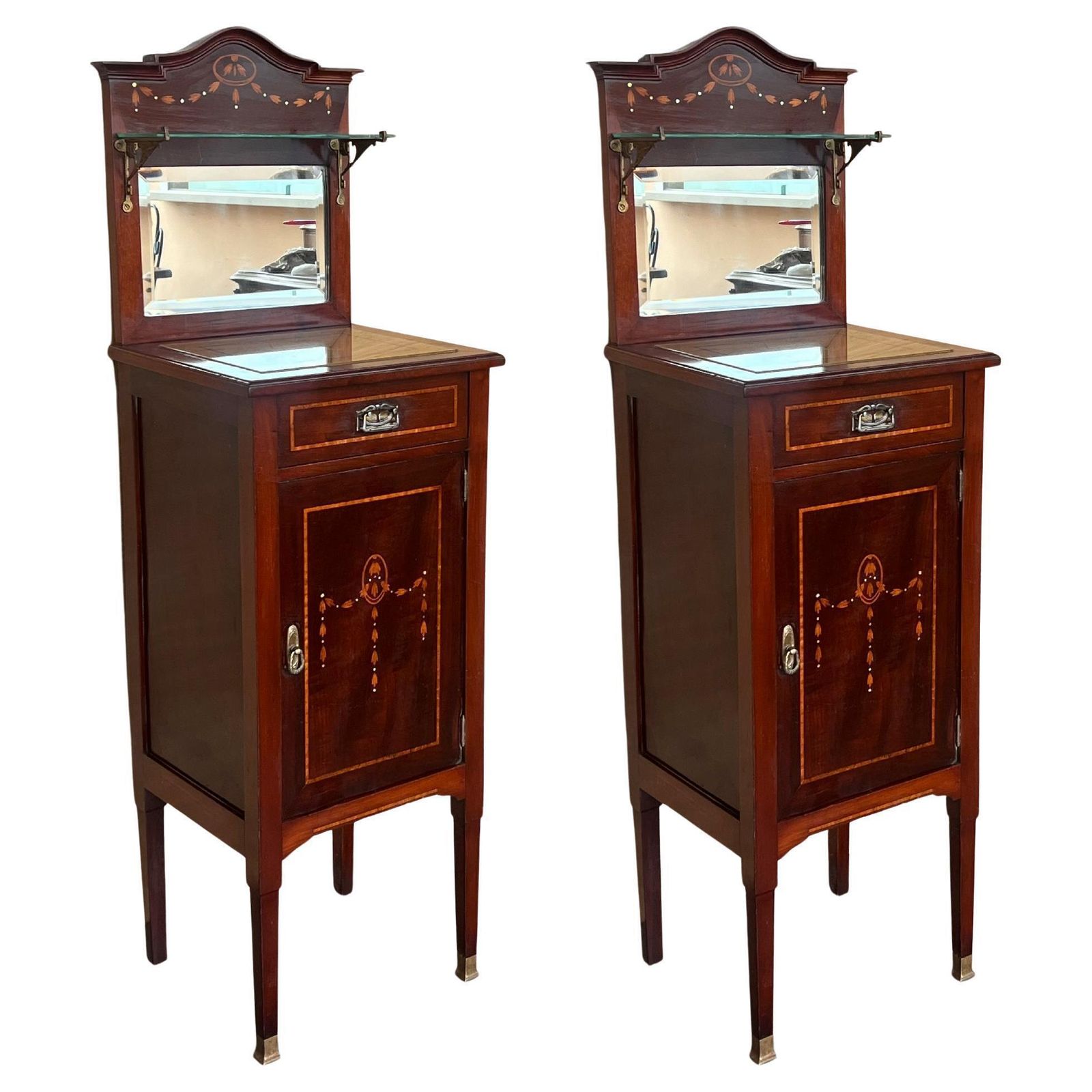 Paire de tables de chevet Art Nouveau en noyer, crête et étagère en verre, début du XXe siècle
