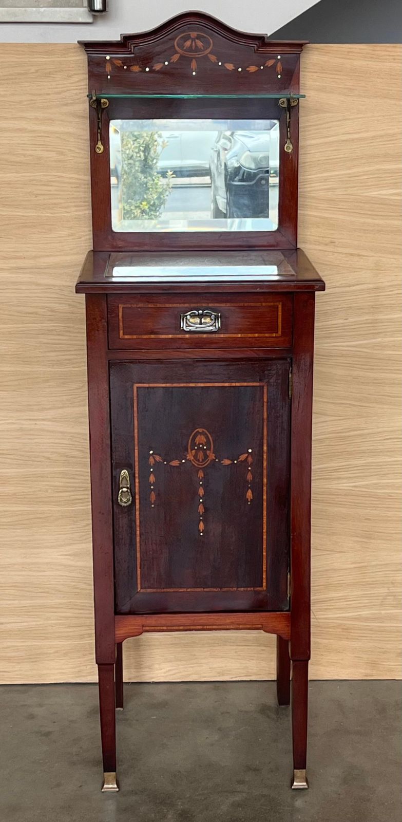 Paire de tables de chevet Art Nouveau en noyer, crête et étagère en verre, début du XXe siècle photo furniture