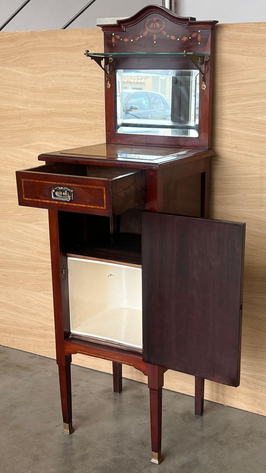 photo furniture Paire de tables de chevet Art Nouveau en noyer, crête et étagère en verre, début du XXe siècle
