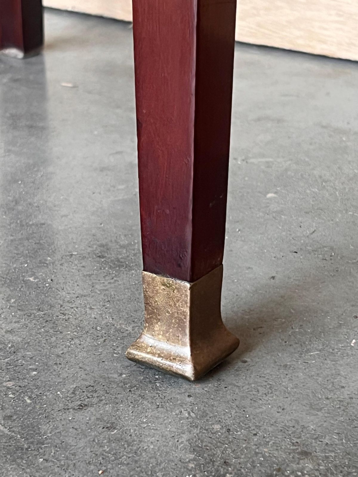 photo vintage 1900s, Art Nouveau Pair Of Walnut Nightstands With Crest And Glass Shelve