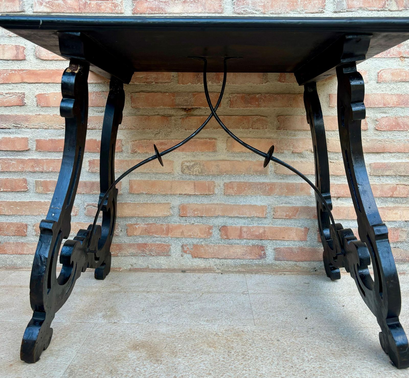 Table d'appoint baroque espagnole, pieds en lyre et plateau en marqueterie, 1850 photo vintage