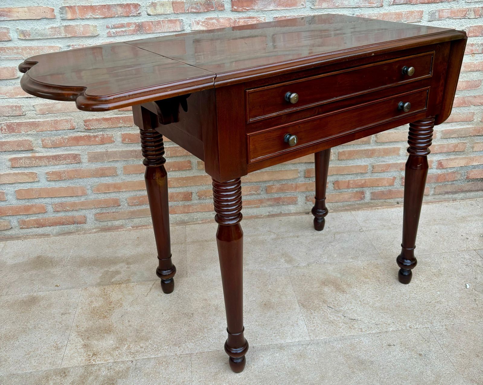 Table gigogne française en bois, avec abattants et deux tiroirs, années 1920 photo for sale