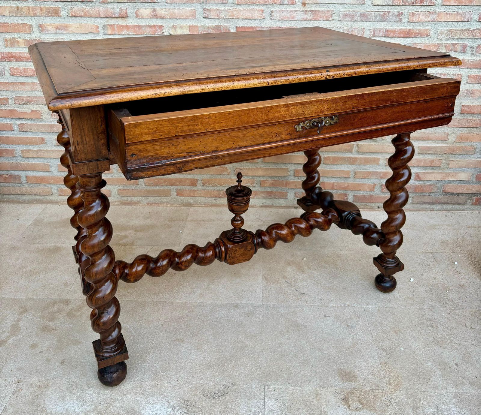 Bureau d'époque en noyer français photo vintage