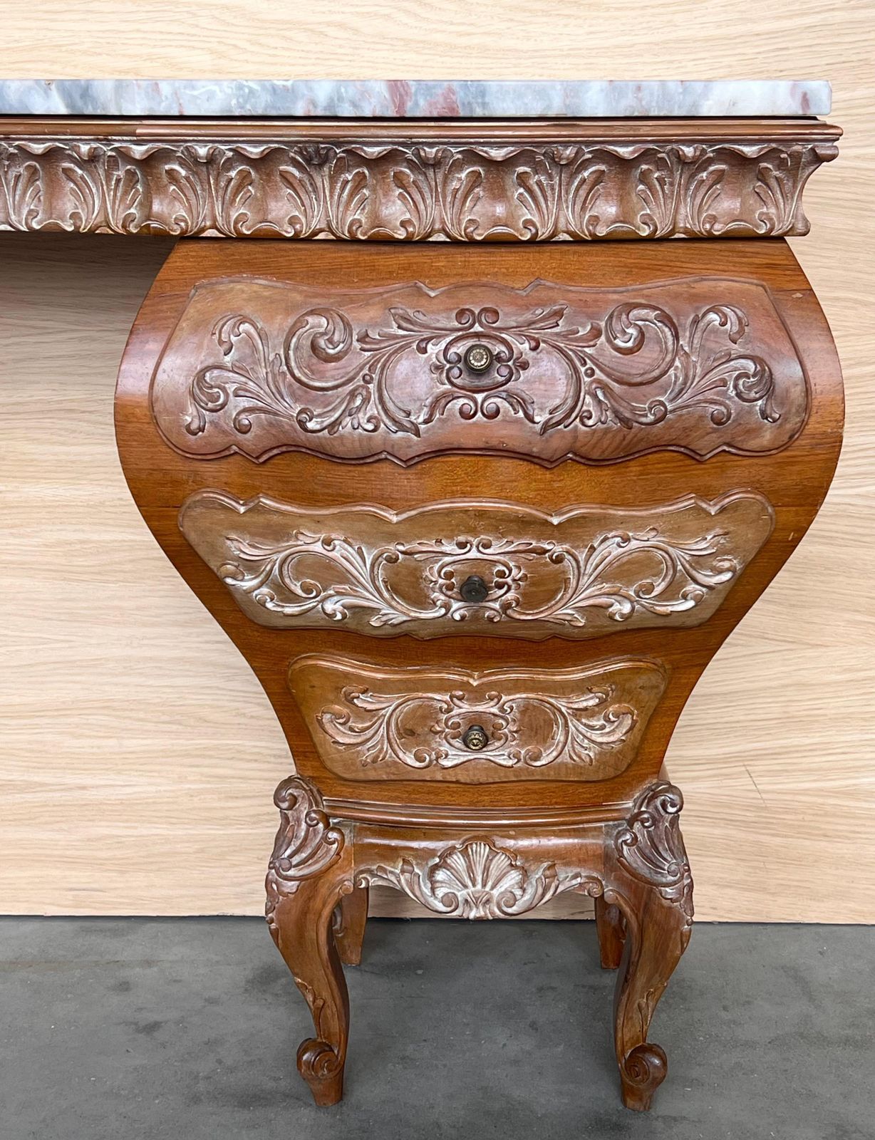 Coiffeuse baroque espagnole d'époque, années 1940, en noyer et loupe de noyer sculpté à la main photo buy