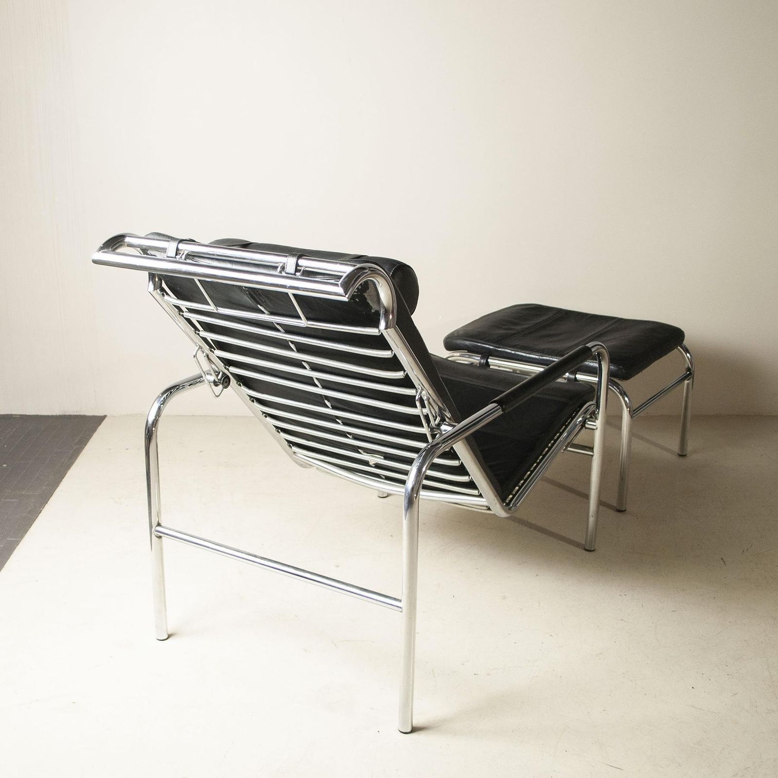 photo furniture Chaise Longue Genni For Zanotta By Gabriele Mucchi 70s