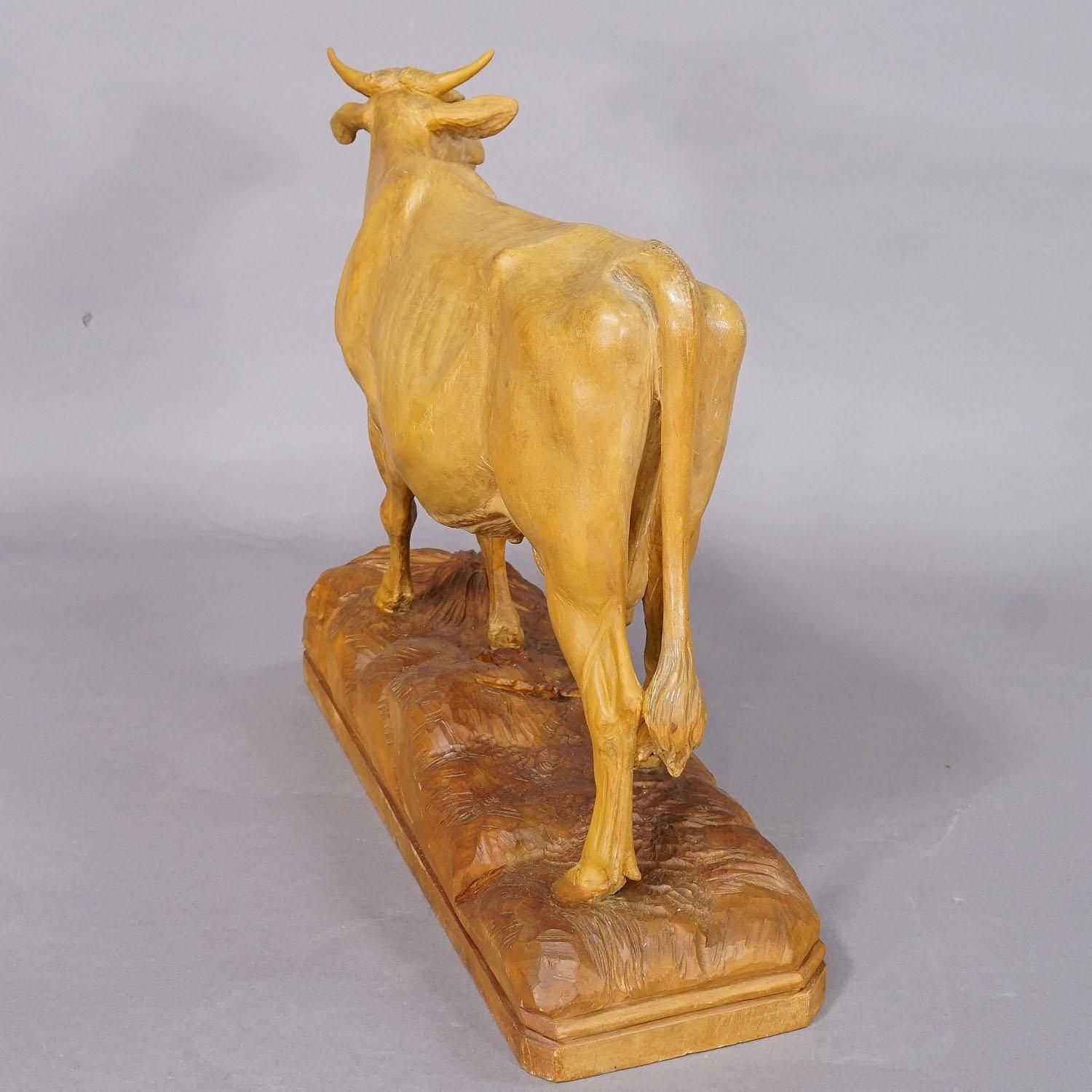 photo furniture Groot houten gesneden beeldje van een koe, Brienz, Zwitserland, ca. jaren 1920