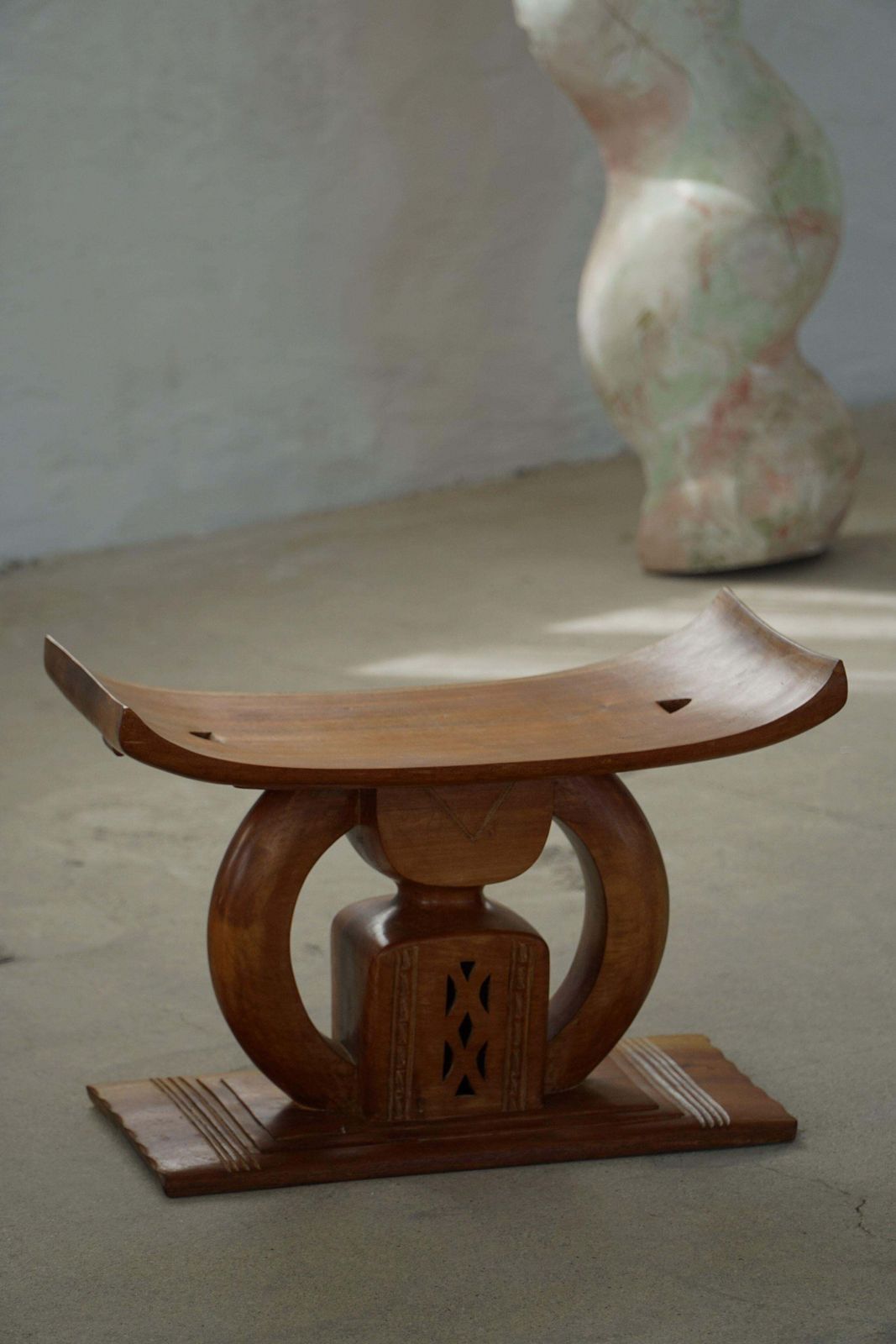 West African Ashanti Stool In Carved Hardwood, 20th Century photo 576.0