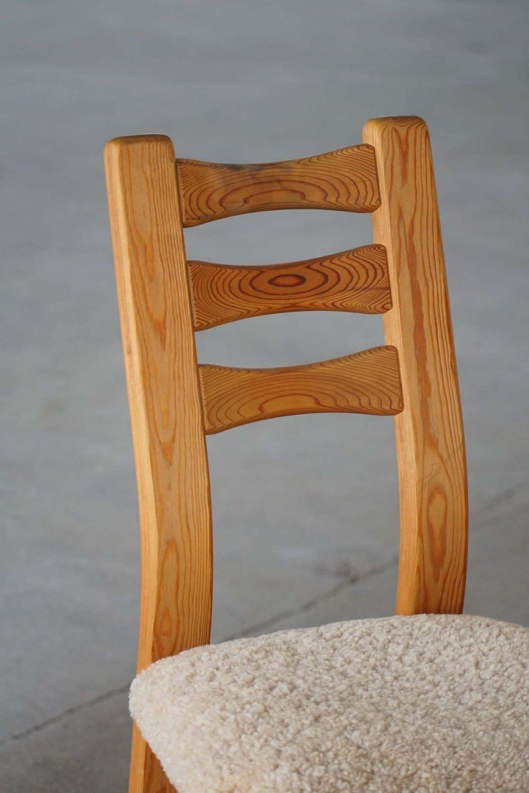 photo vintage Set Of 12 Brutalist Chairs In Pine & Shearling Lambswool, Danish Modern, 1970s