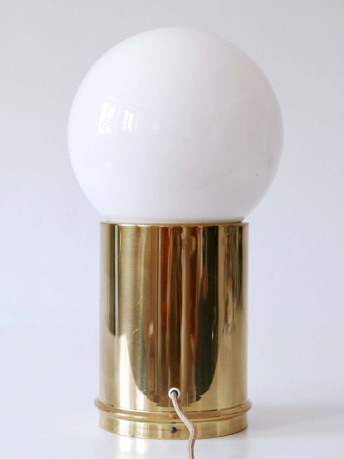photo vintage Elegant Mid Century Modern Table Lamp By Vereinigte Werkstätten Germany 1960s