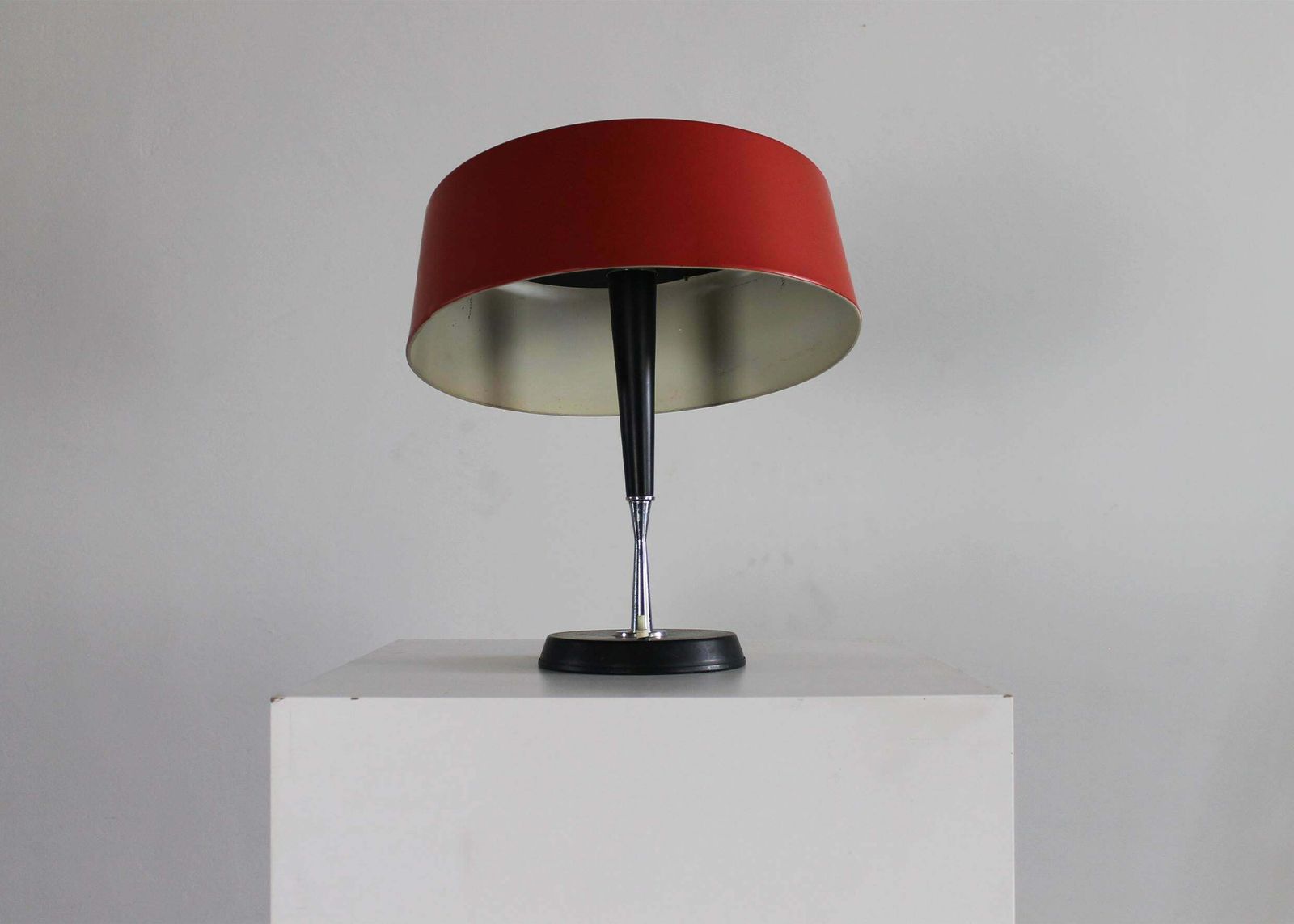 Vintage Table Lamp In Red Lacquered Aluminum By Oscar Torlasco 1950s Italy