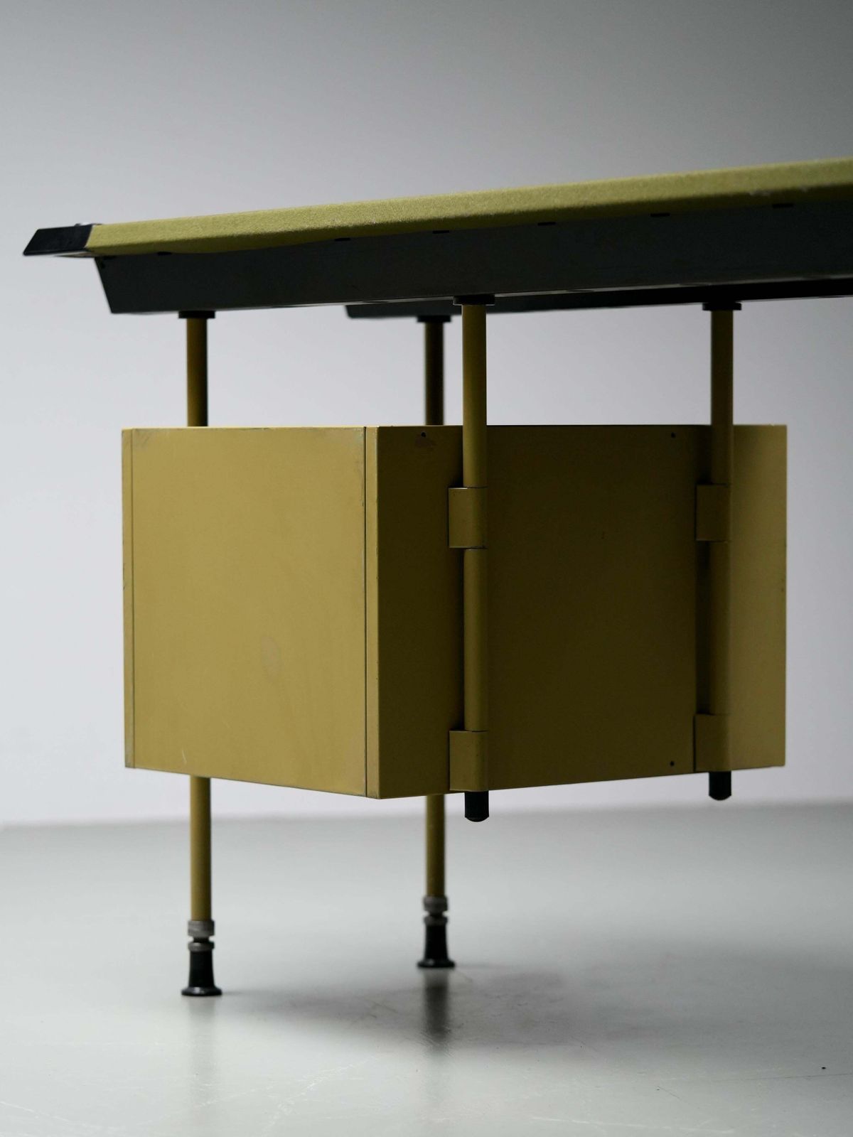 5480.0 Studio Bbpr For Olivetti "Spazio" Desk With An Olive Felt Top, Italy, 1960's photo