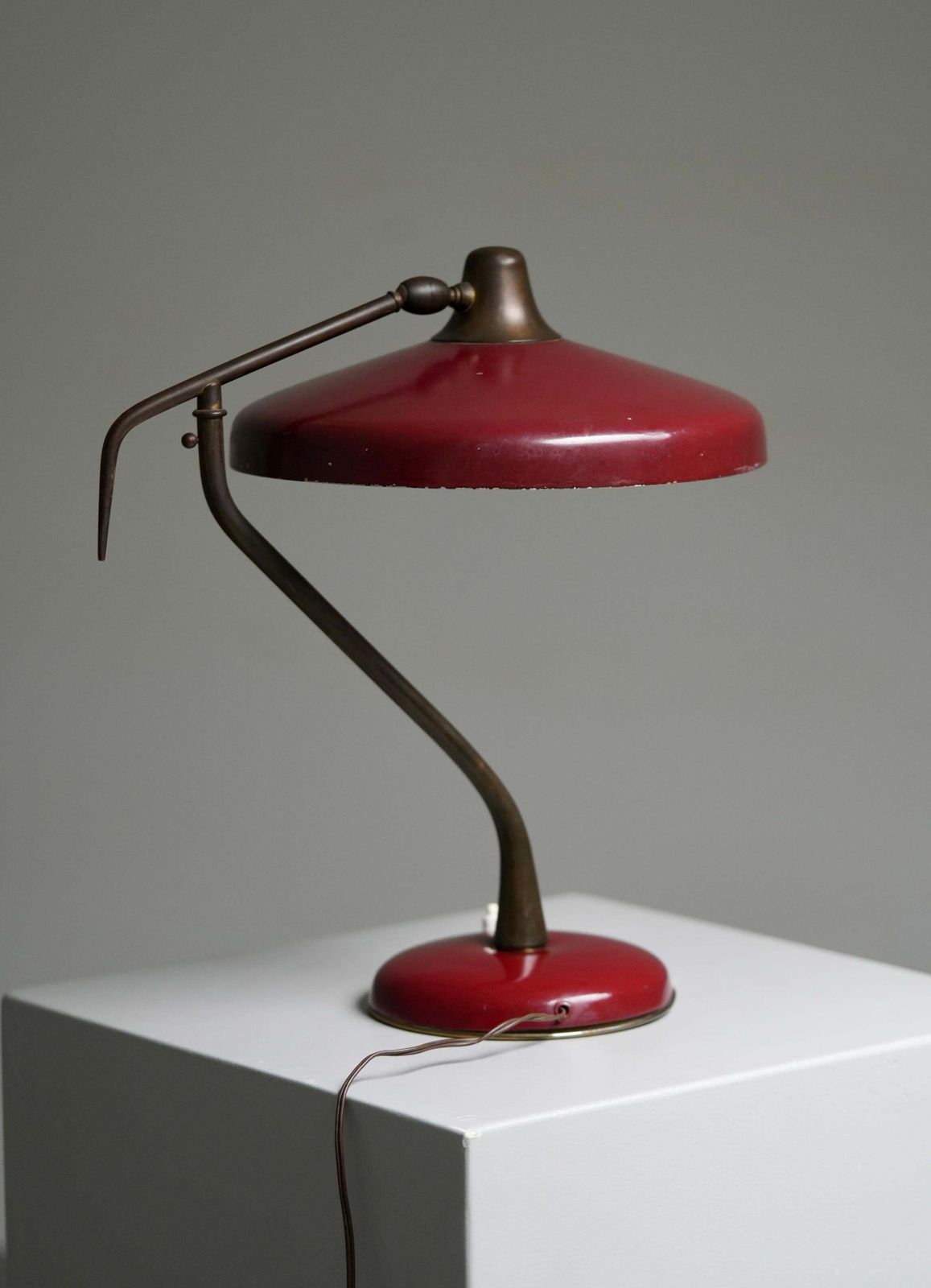 Oscar Torlasco Bureaulamp In Bordeauxrood Metaal En Messing Voor Lumi, Italië, Ca. Jaren 1950 photo furniture