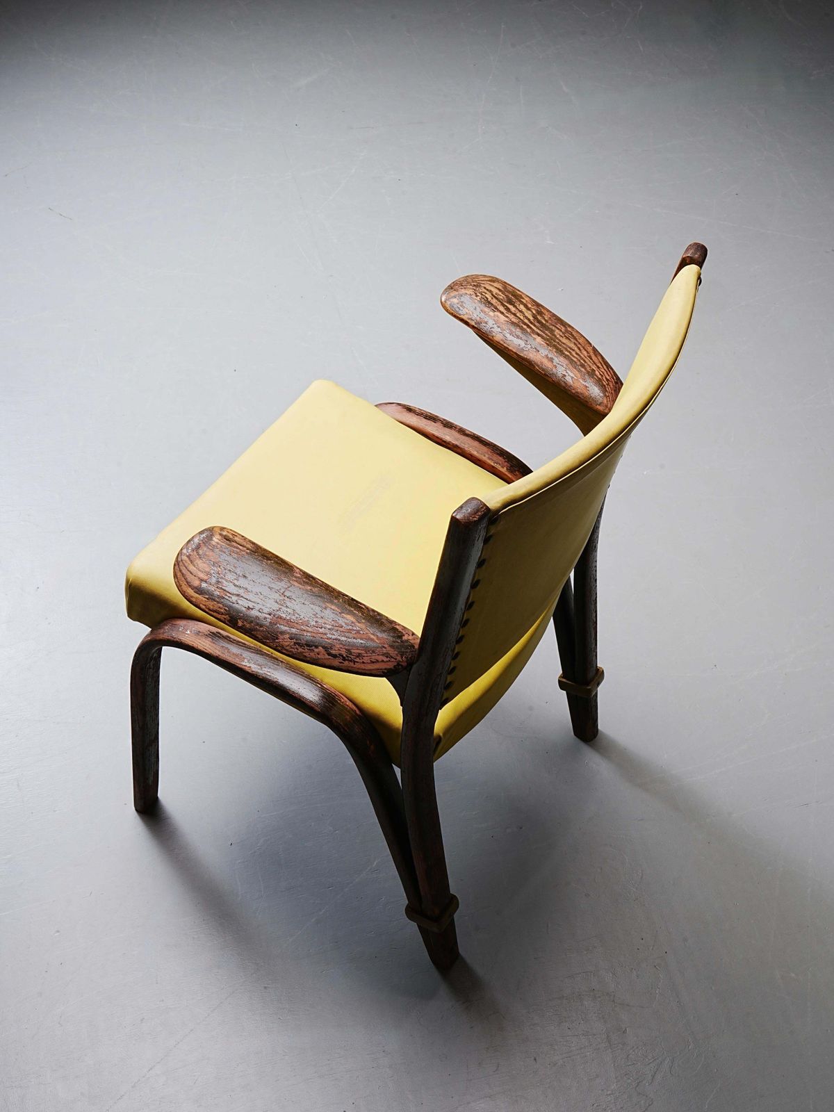 photo furniture Franse Stoel In Hout En Gele Bekleding, Frankrijk, Ca. Jaren 1950