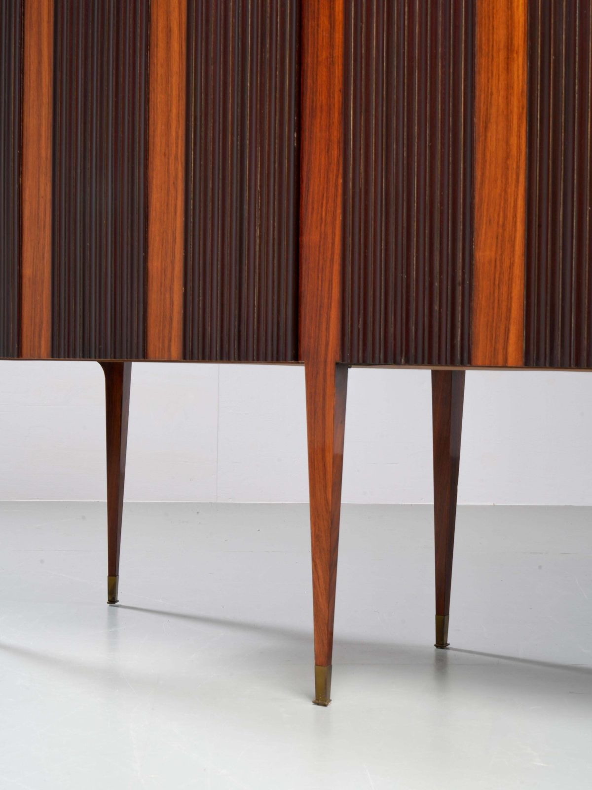 Paolo Buffa Grande Credenza Op Acht Poten, Hout, Messing En Glas, Italië, Ca. Jaren 1950 photo vintage