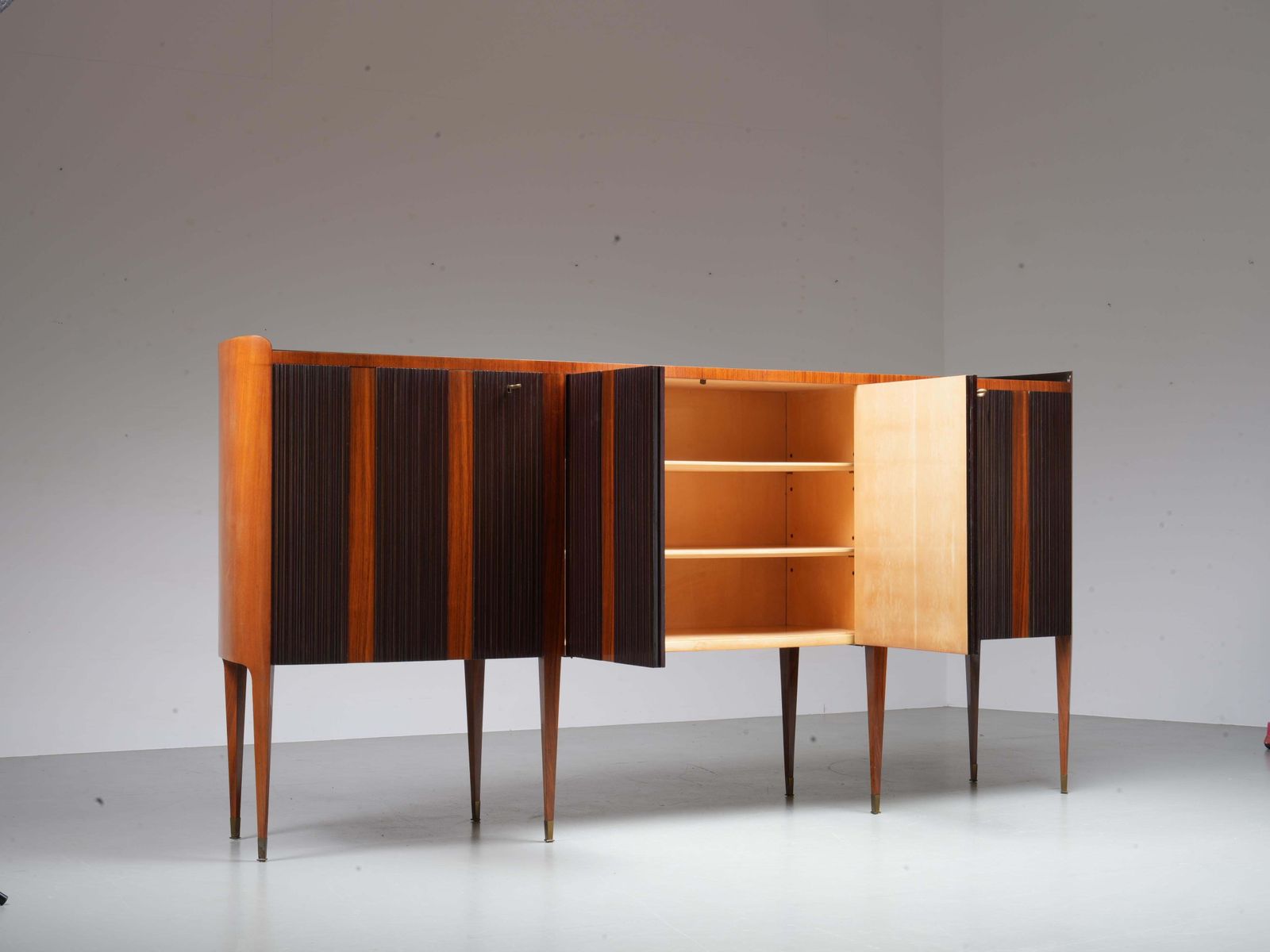 Meubels Paolo Buffa Grande Credenza Op Acht Poten, Hout, Messing En Glas, Italië, Ca. Jaren 1950 photo
