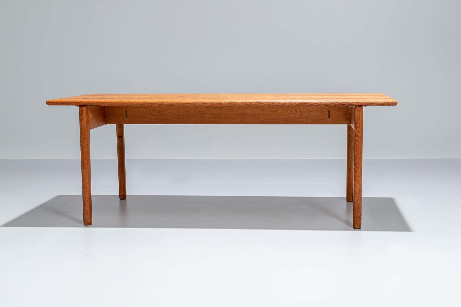 Hans Wegner At 15 Salontafel Door Andreas Tuck In Massief Eiken, Denemarken, Ca. Jaren 1960 photo for sale