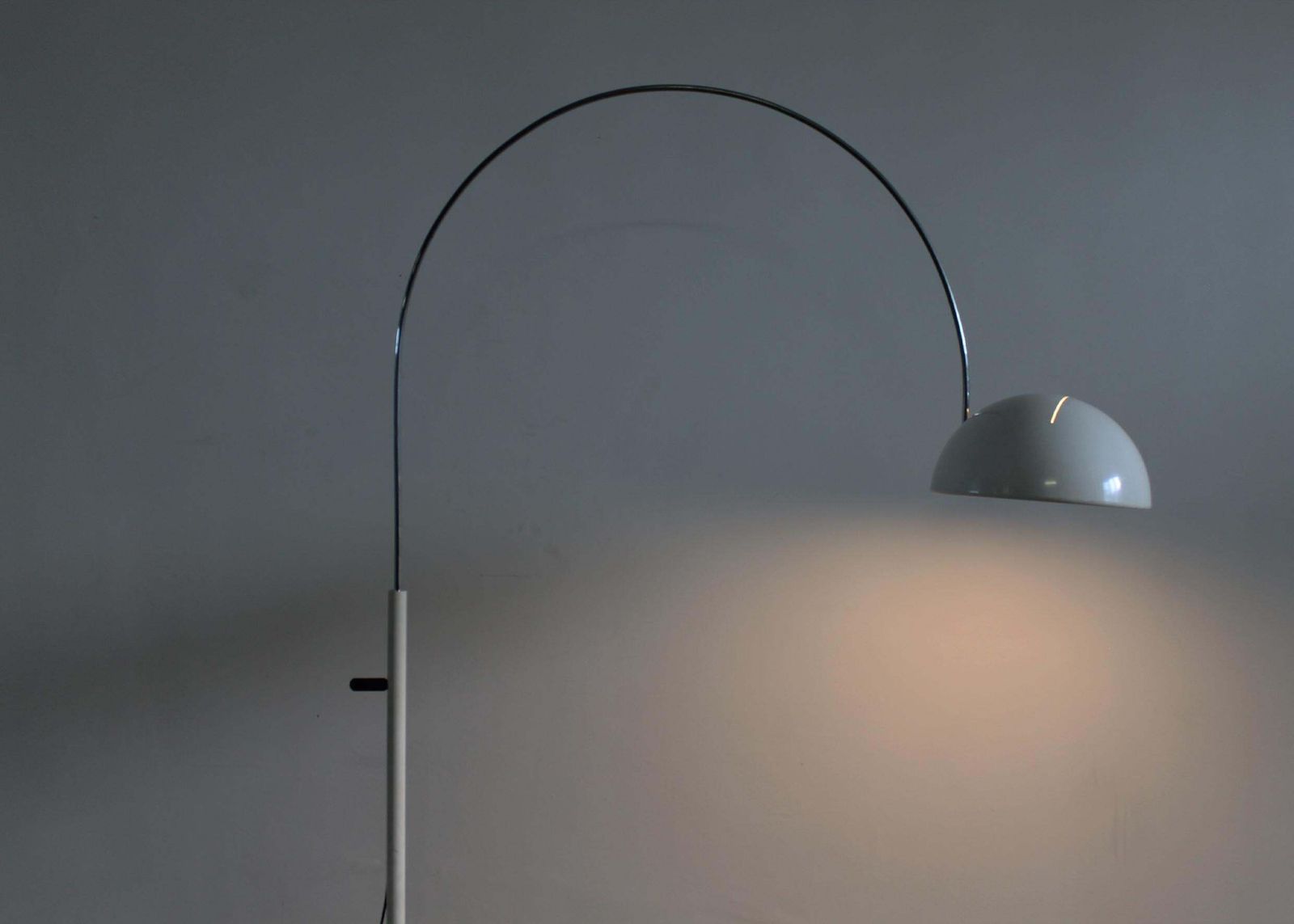 Joe Colombo Coupè 3320r Floor Lamp In White Lacquered Metal By Oluce 1967 Italy photo vinterior