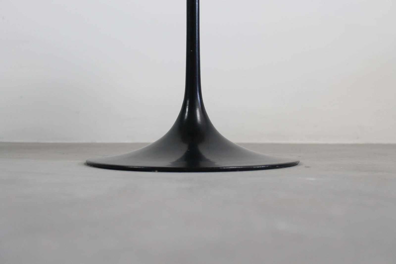 Eero Saarineen Set Of Two Black And White Low Tables In Wood And Aluminum 1990s photo vinterior
