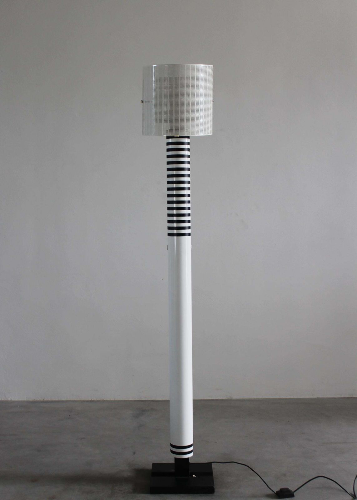 Mario Botta Shogun Floor Lamp In Black And White Metal By Artemide 1986 Italy photo for sale