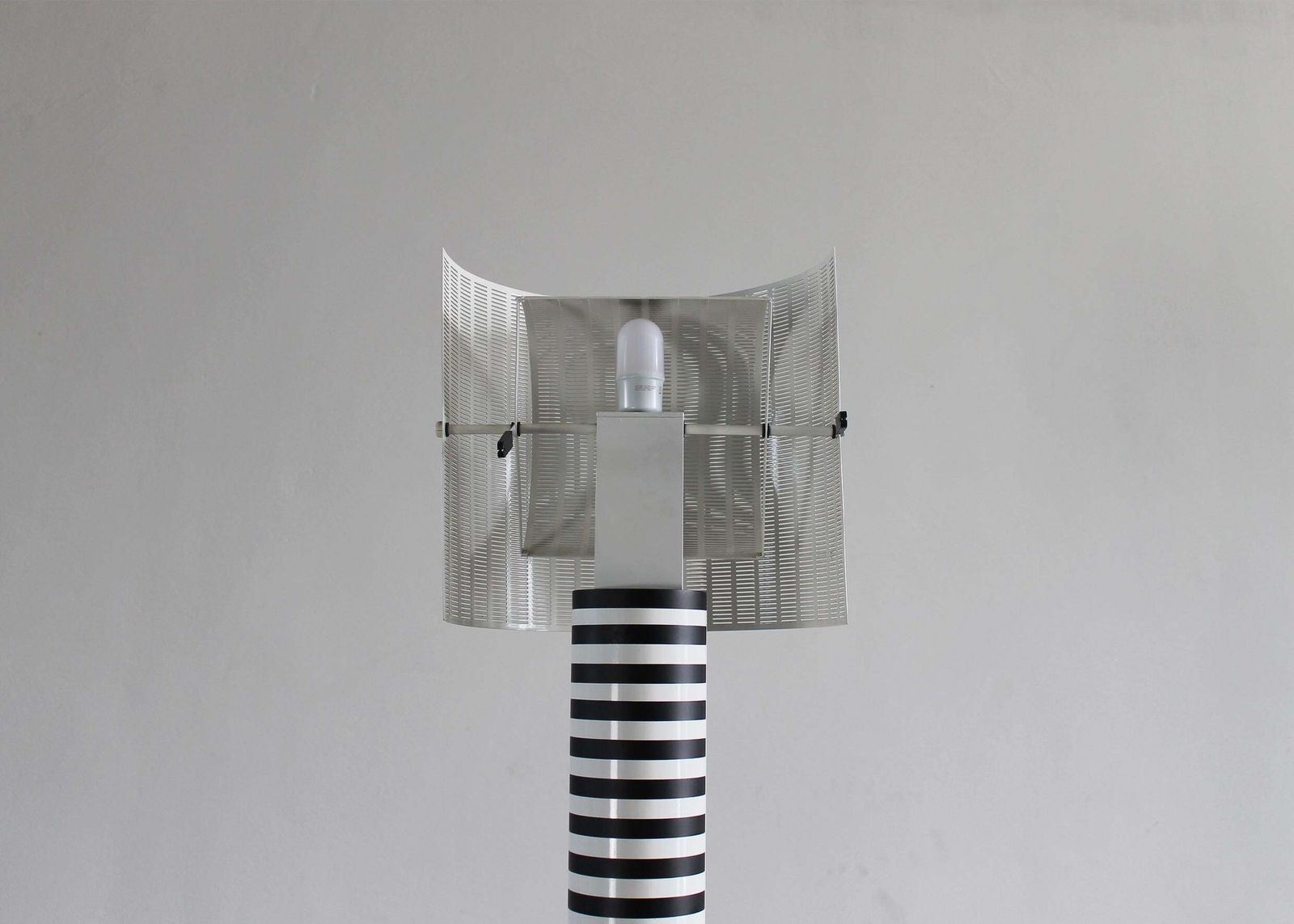 Mario Botta Shogun Floor Lamp In Black And White Metal By Artemide 1986 Italy photo vinterior
