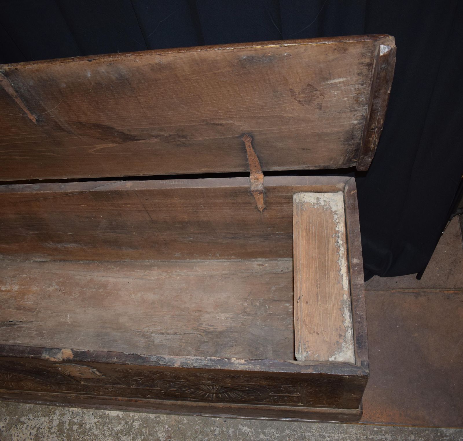 photo vinterior 17th Century Antique French Oak Trunk From The Gothic Period