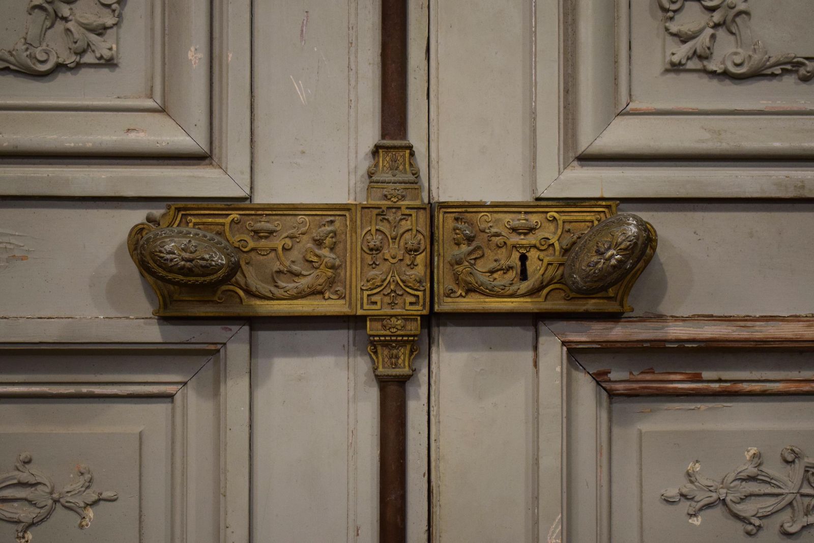 Large Set Of Napoleon III French Antique Exterior Doors With Carved Panels photo vinterior