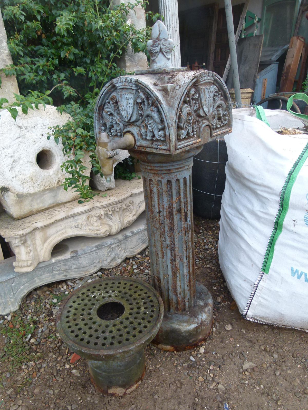 Early 20th Century Urban Cast Iron Fountain With A Low Lying Sink photo furniture