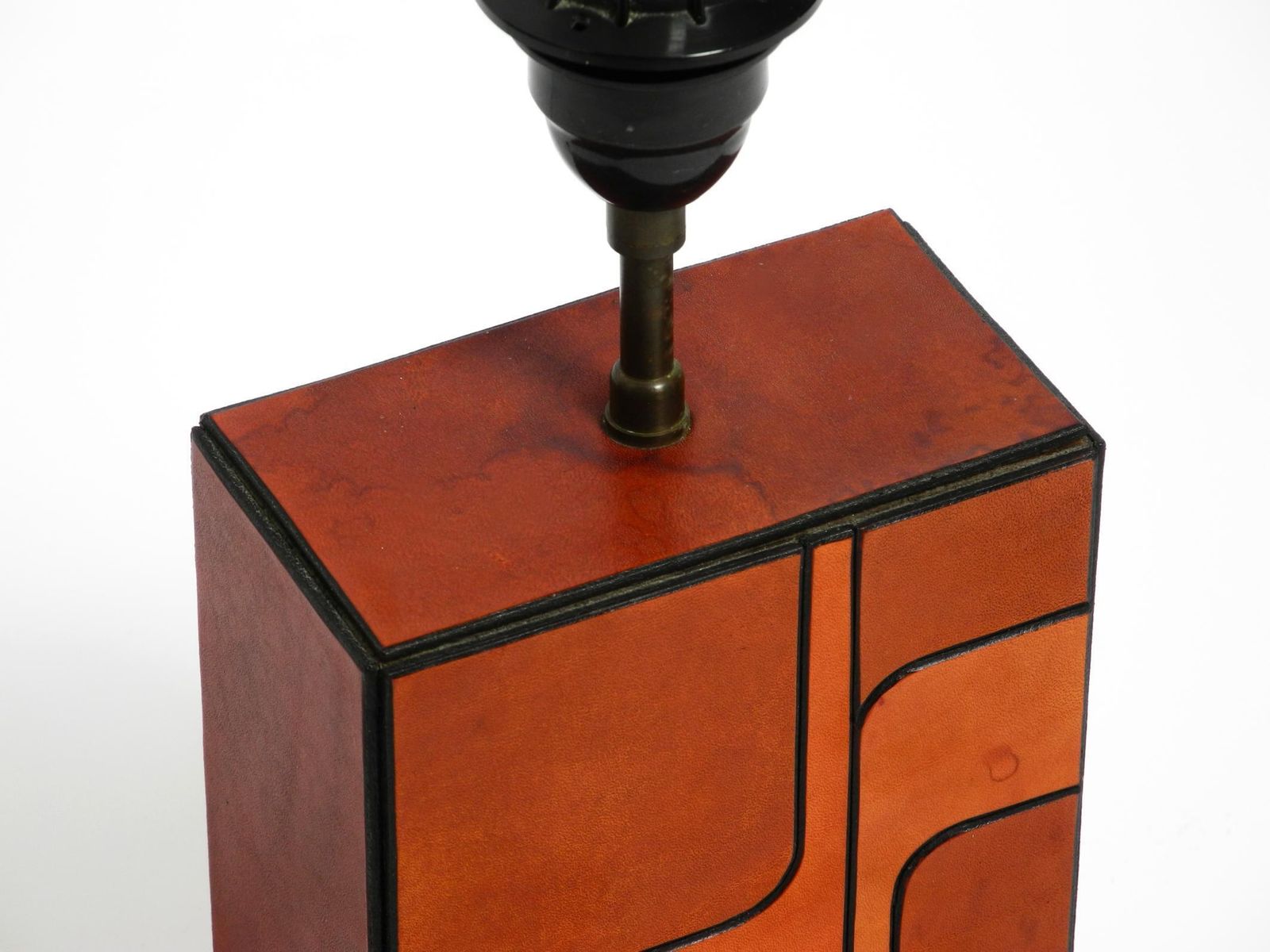 photo vintage Italian 1960s Table Lamp Made Of Wood And Leather With Paper Straw Lampshade