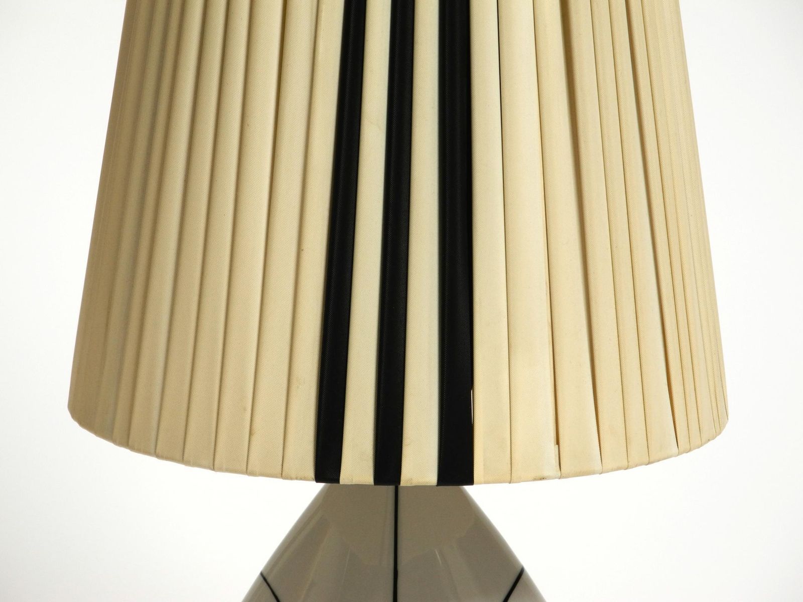 photo vintage Beautiful Mid Century Table Lamp Made Of Ceramic And Plastic Shade By Alka Kunst