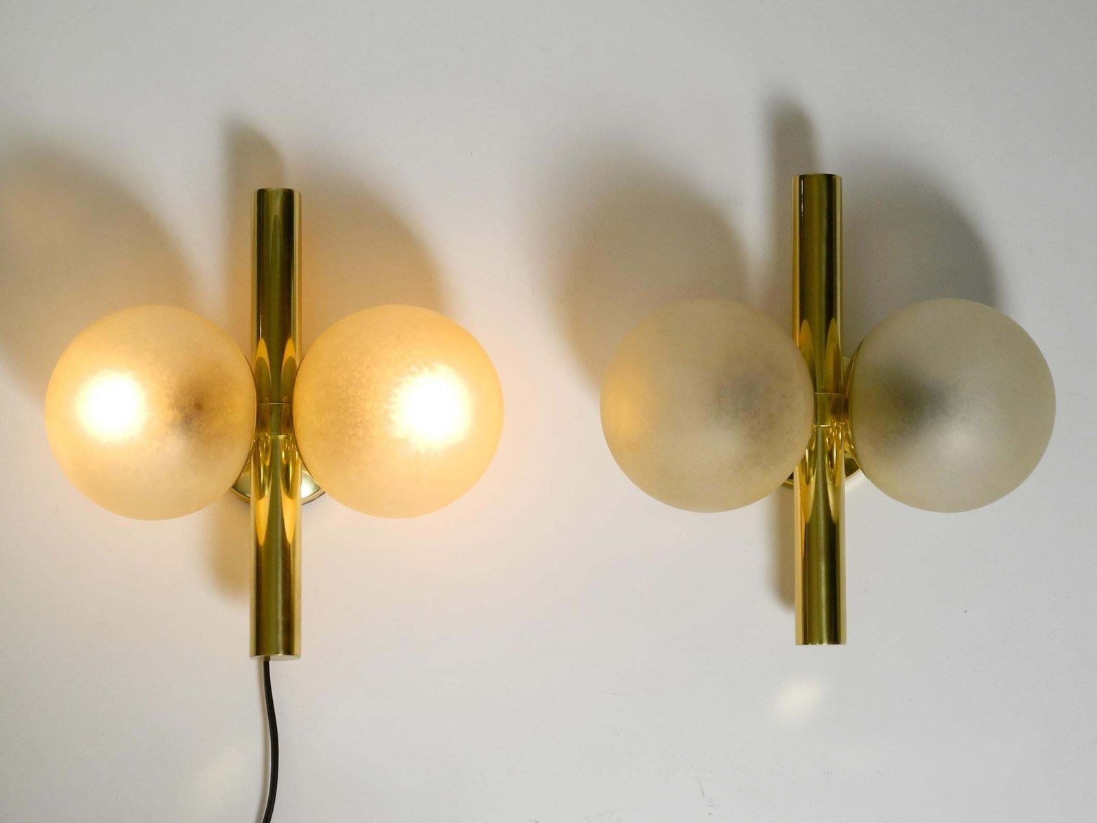 photo vinterior Pair Of Beautiful 1960s Kaiser Brass Wall Lamps With Two Golden Glass Spheres