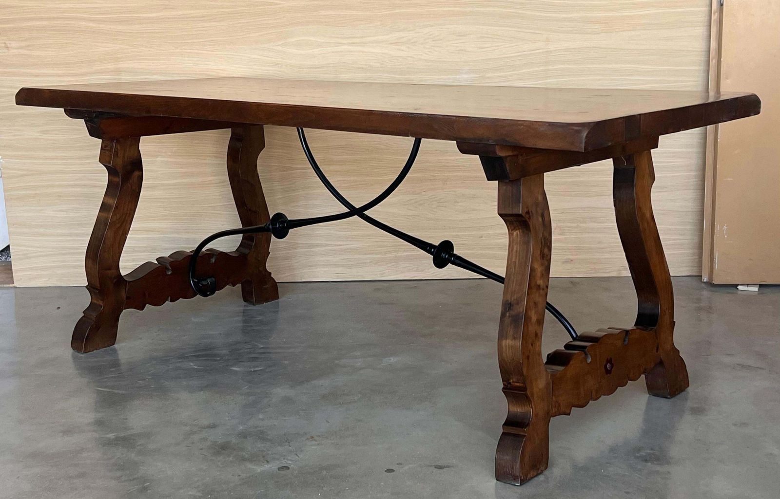 photo furniture Table à manger ou console en noyer à pieds en lyre, Espagne, XIXe siècle