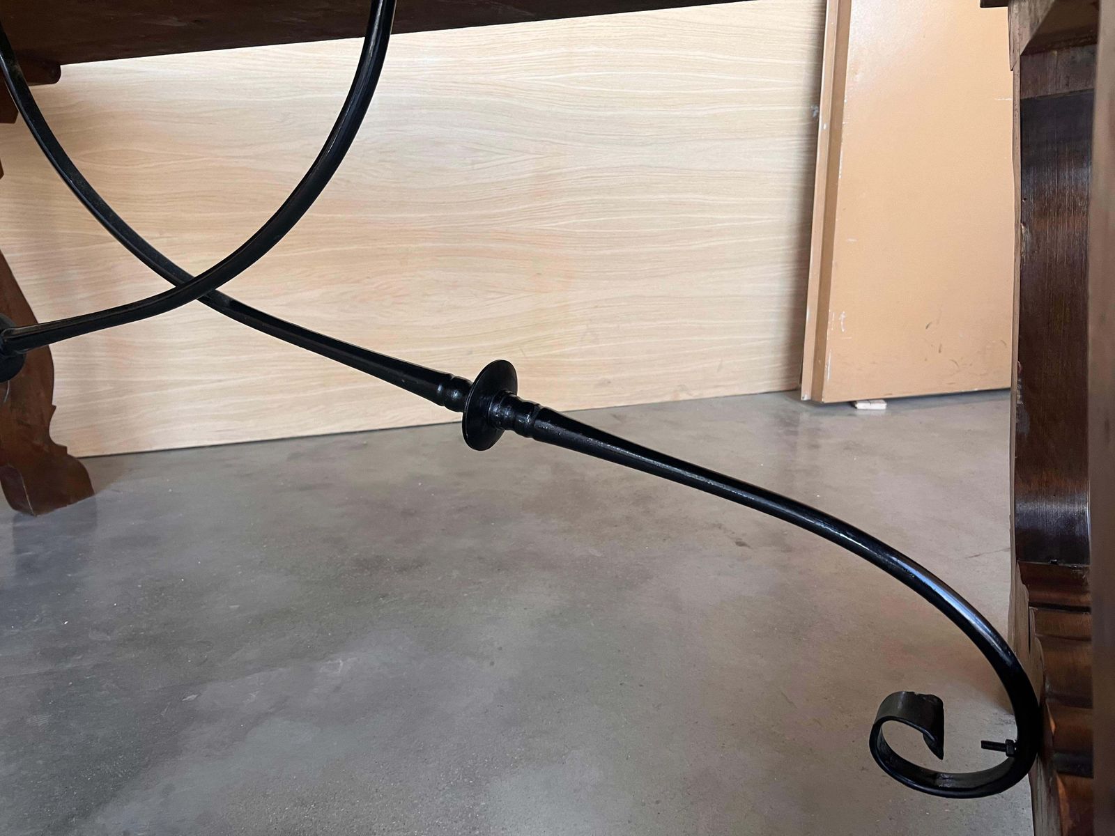 Mobilier Table à manger ou console en noyer à pieds en lyre, Espagne, XIXe siècle photo