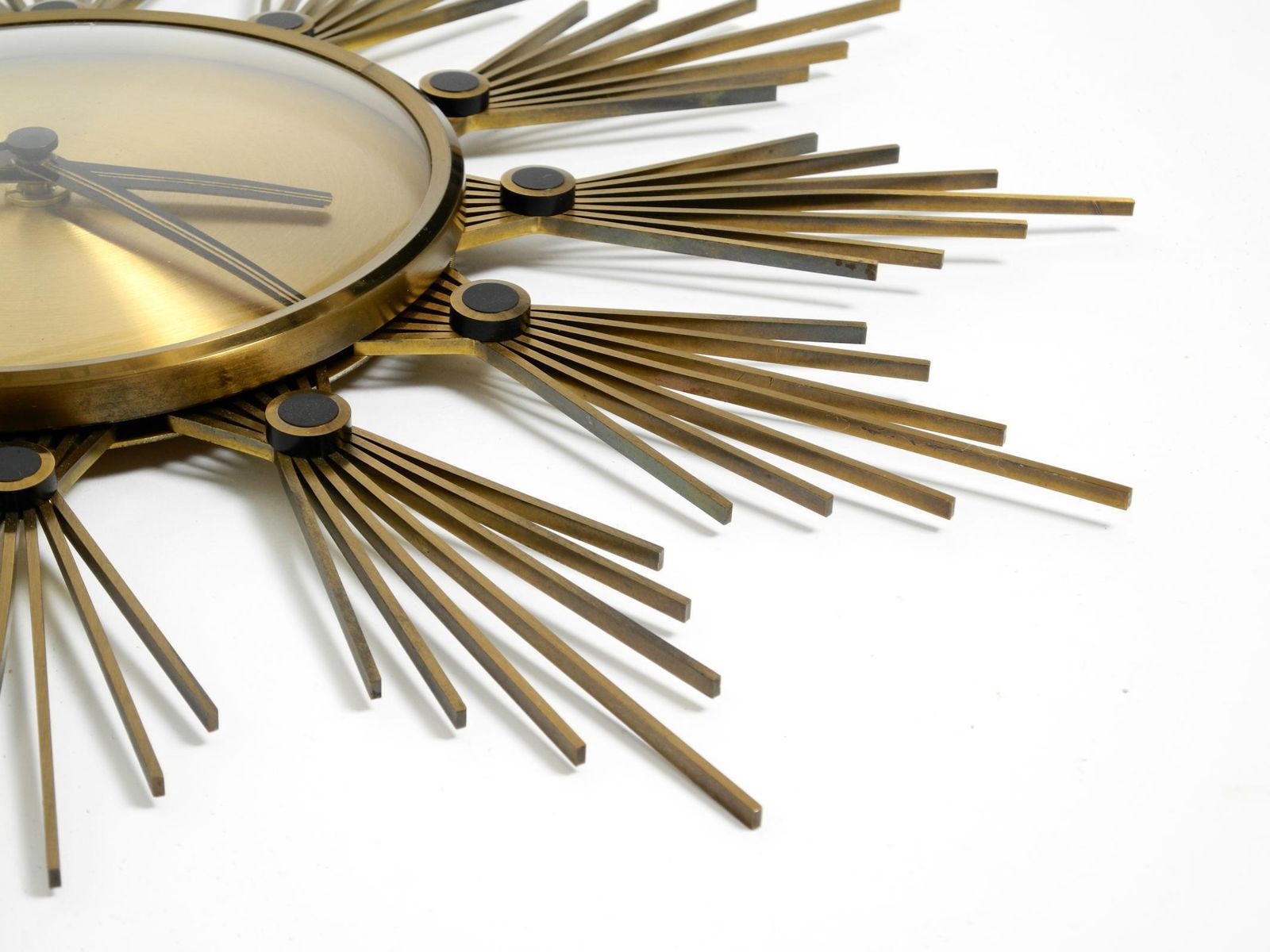 photo vinterior Original 1950s Sunburst Wall Clock By Atlanta Made Of Brass And Battery Operated
