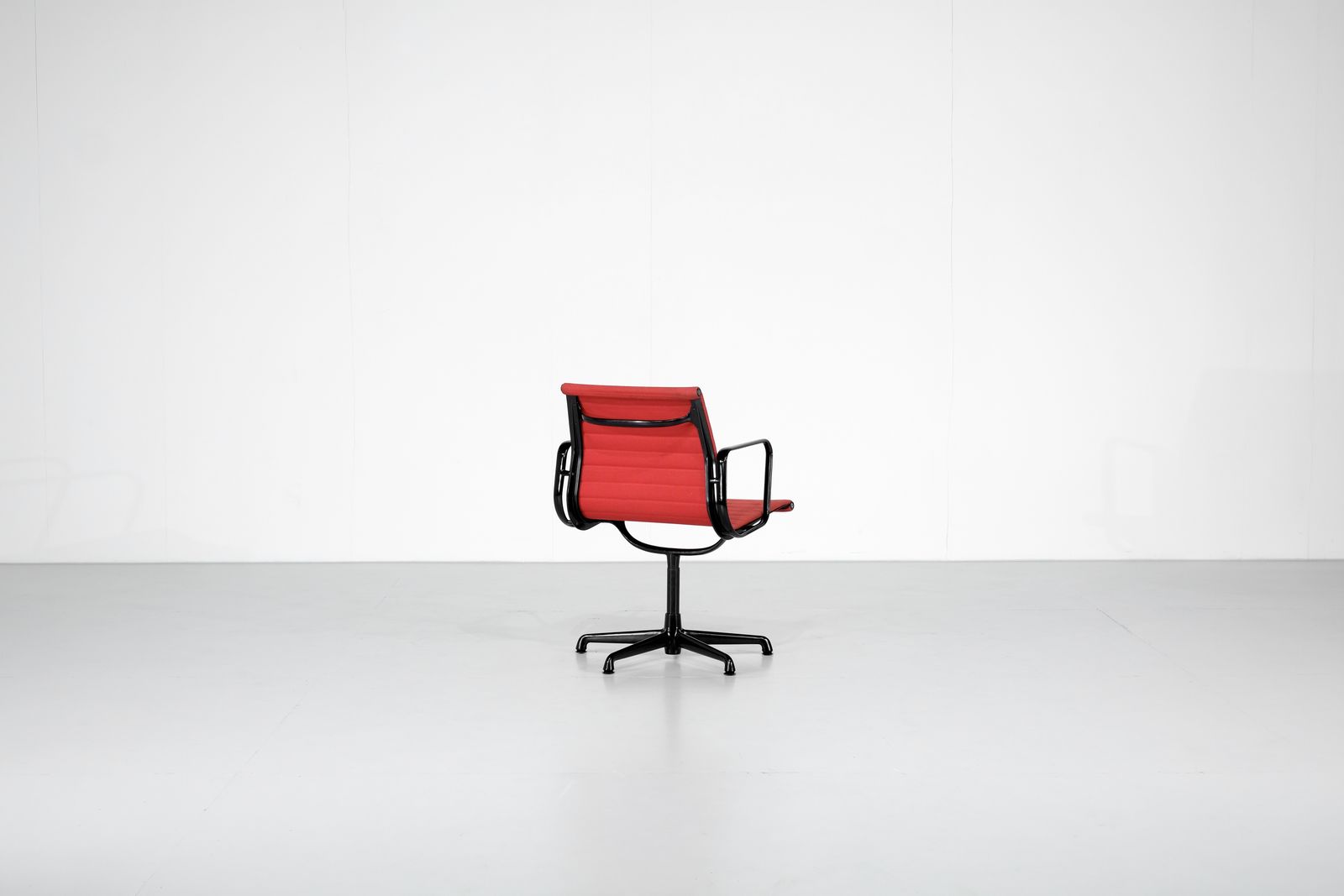 photo furniture Armchair For " Ea 117 " Charles Ray Eames For Icf USA 1969.
