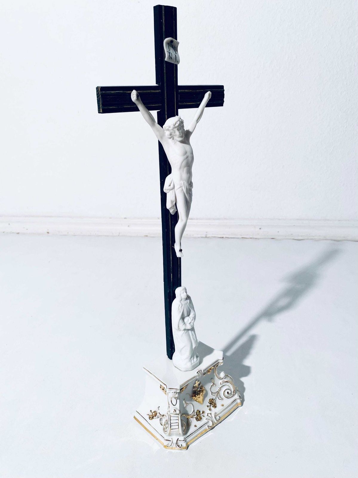 1900s Standing Porcelain Wood Crucifix / Jesus On The Cross / Antique Christian Religious Church Decor photo vinterior