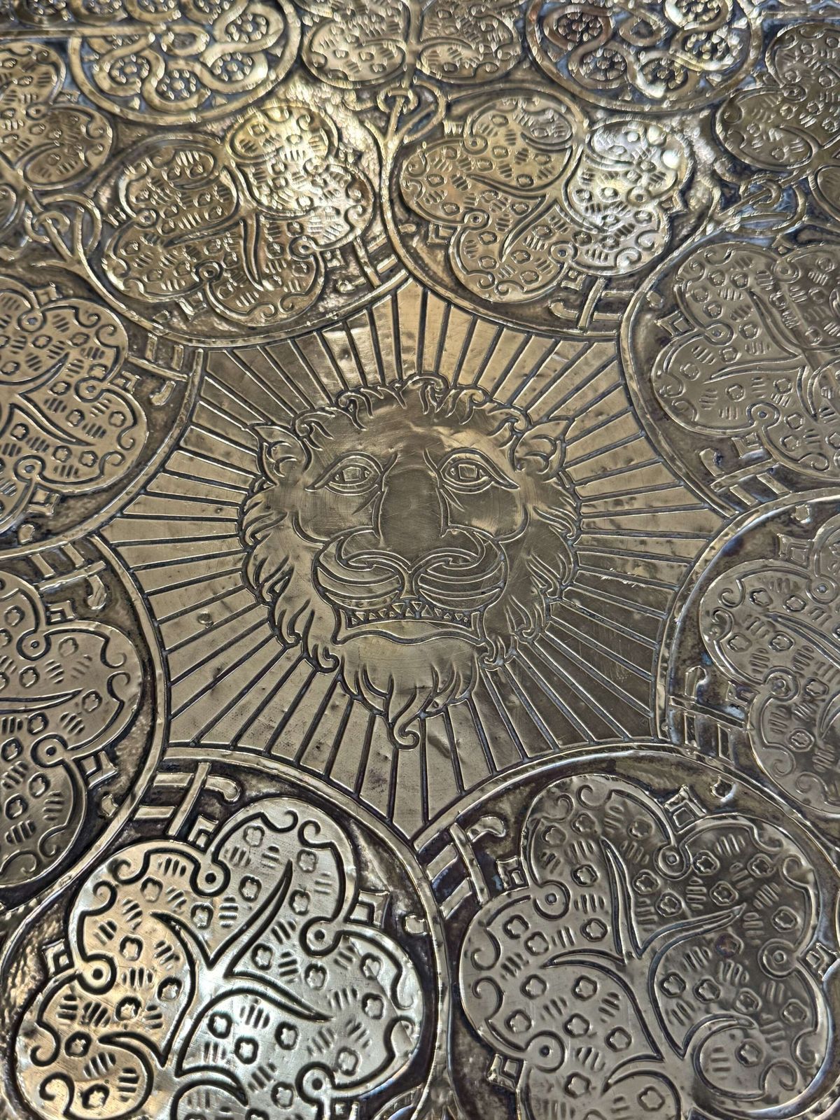 photo vinterior Antique Moorish Brass Table – Hand Etched Lion Design – Tripod Wooden