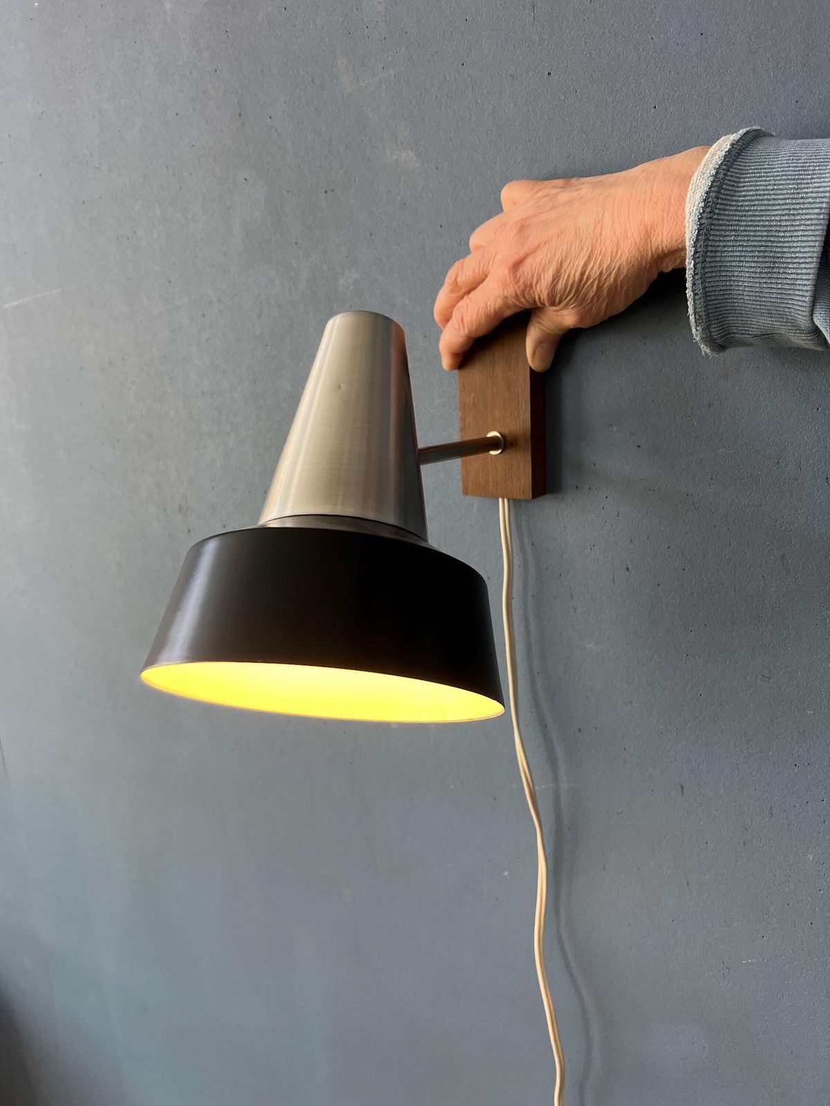 Zwarte Anvia Teakhouten Mid Century Wandlamp photo for sale