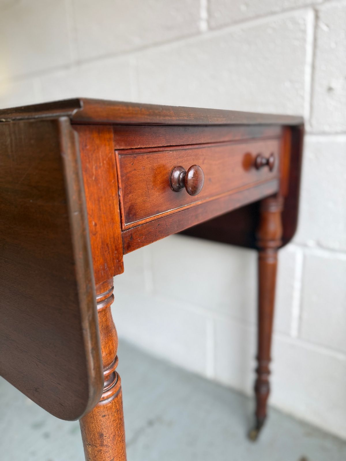 photo furniture Beautiful English Regency Era Pembroke Table In Mahogany