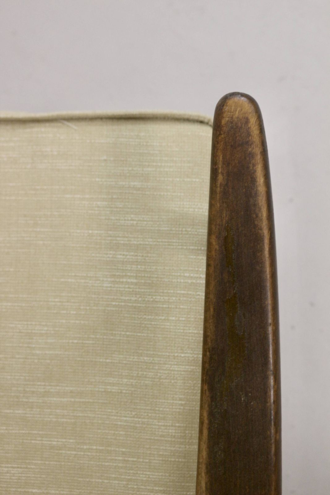 photo vintage 1960s Scandinavian Armchair With Curved Armrests.