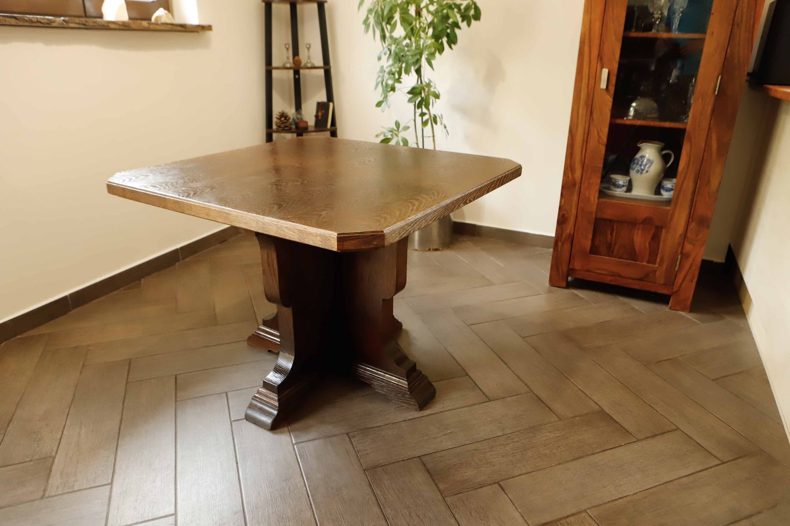 Rustieke eiken tafel met centrale voet photo for sale