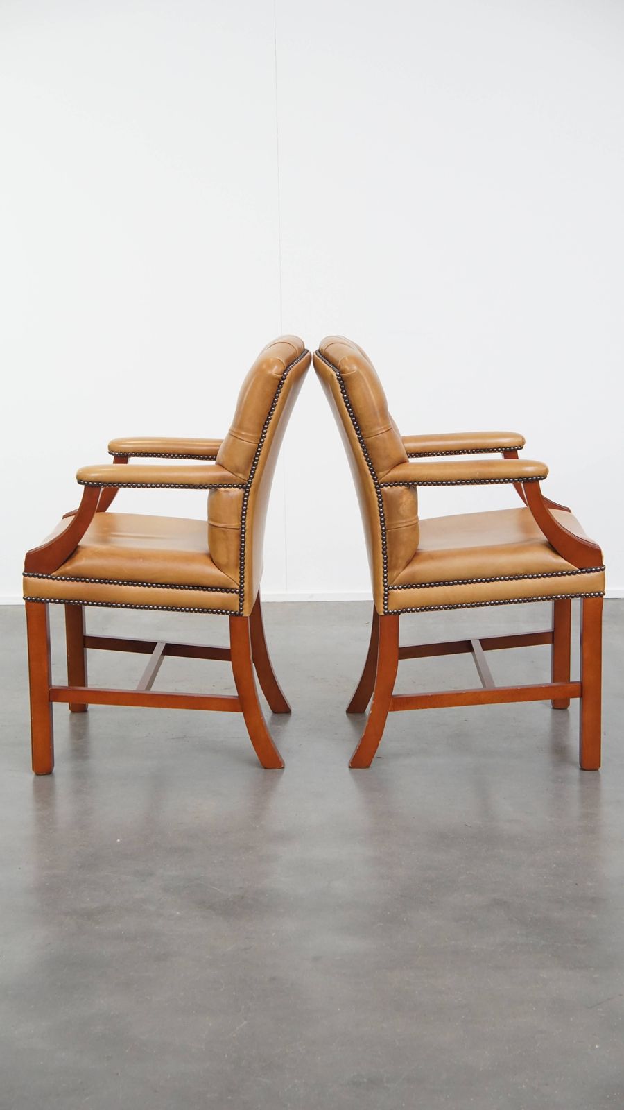 Set Van 4 Chesterfield Eetkamer /Vergaderstoelen In Koeienleer, Lichtcognac photo 2492.6733