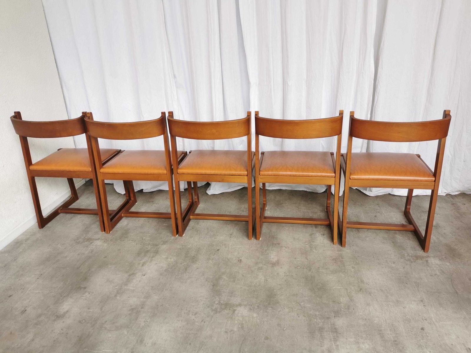 1 Of 5 Vintage Dining Chairs / 1970s Mid Century Wooden Sculptural Design With Brown Caramel Faux Leather Seats / Italian Modernist Design photo vinterior